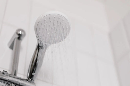 Est-ce que les pommeaux de douche sont universels ?