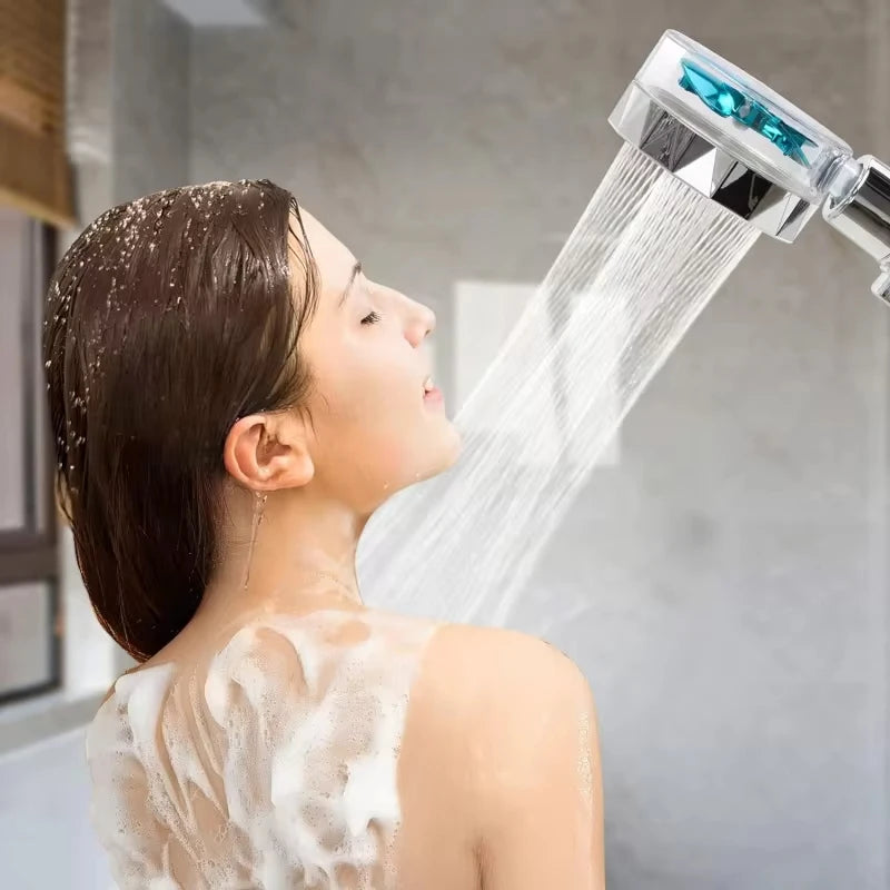 Douche avec le pommeau de douche hélice