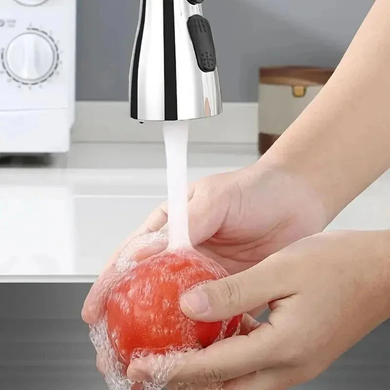 Lavage d'un fruit avec une tête de robinet